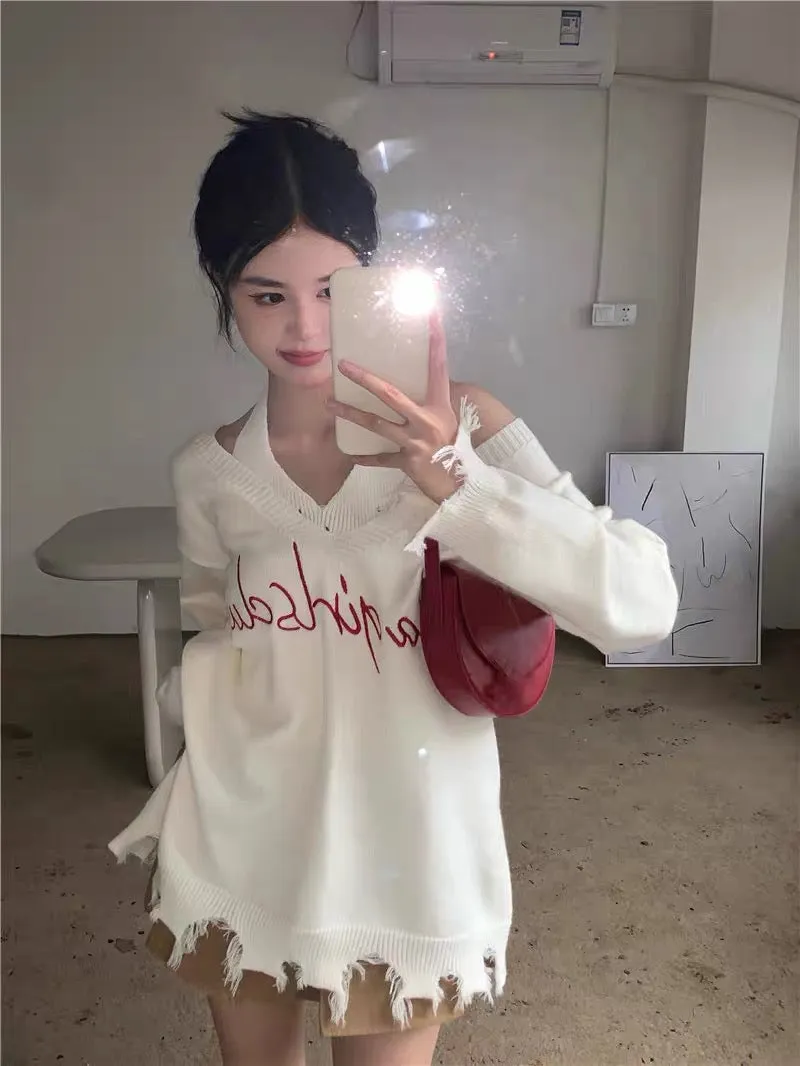 American hot girl white suit for women autumn and winter 2023 new letter halter vest raw edge v-neck sweater two-piece set A2234