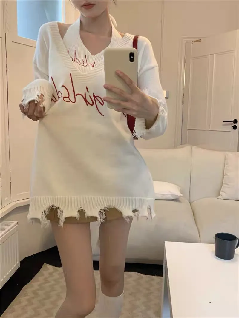 American hot girl white suit for women autumn and winter 2023 new letter halter vest raw edge v-neck sweater two-piece set A2234