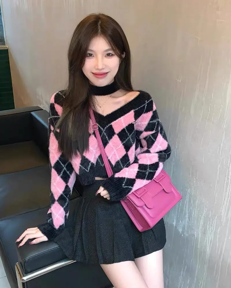 College style rhombus V-neck sweater for women spring 2023 new Korean style hot girl outer wear loose temperament top short styl