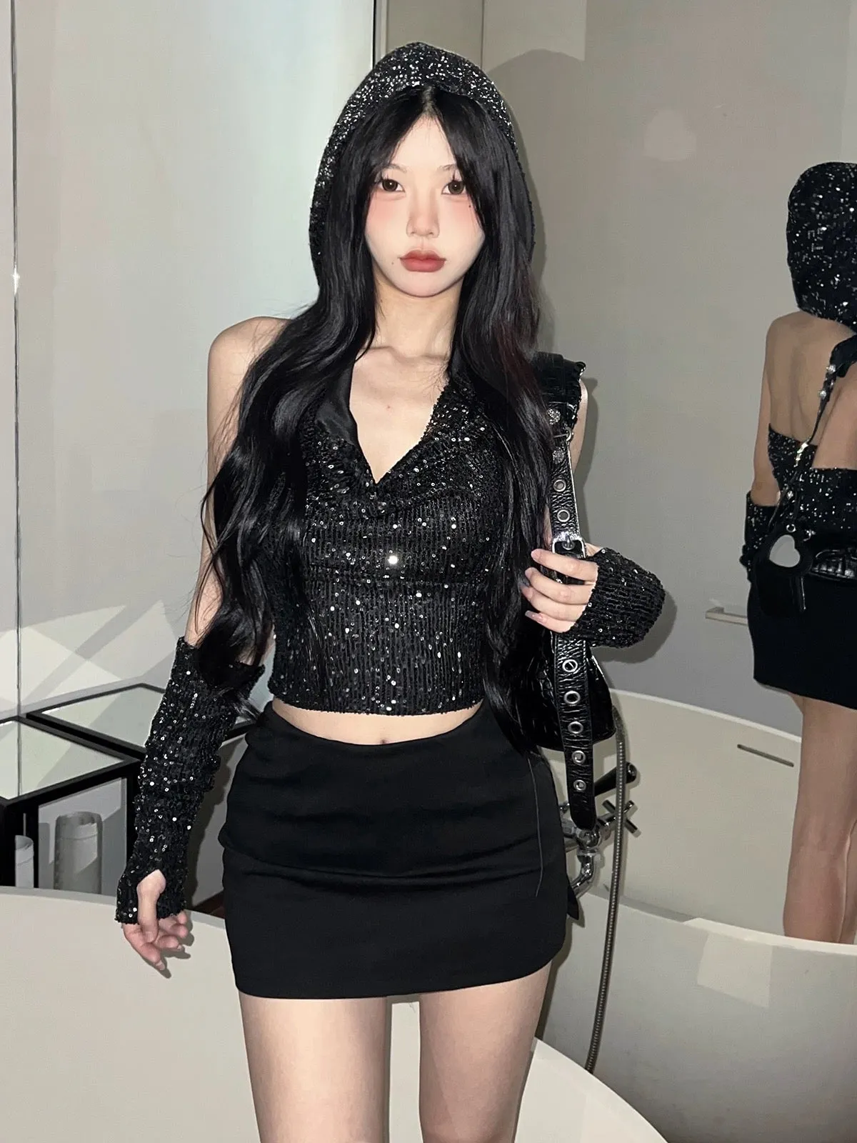 KLIOU is both A and sassy. Black sequined swing collar hooded vest with sleeves makes the street slim and stylish hot girl top.