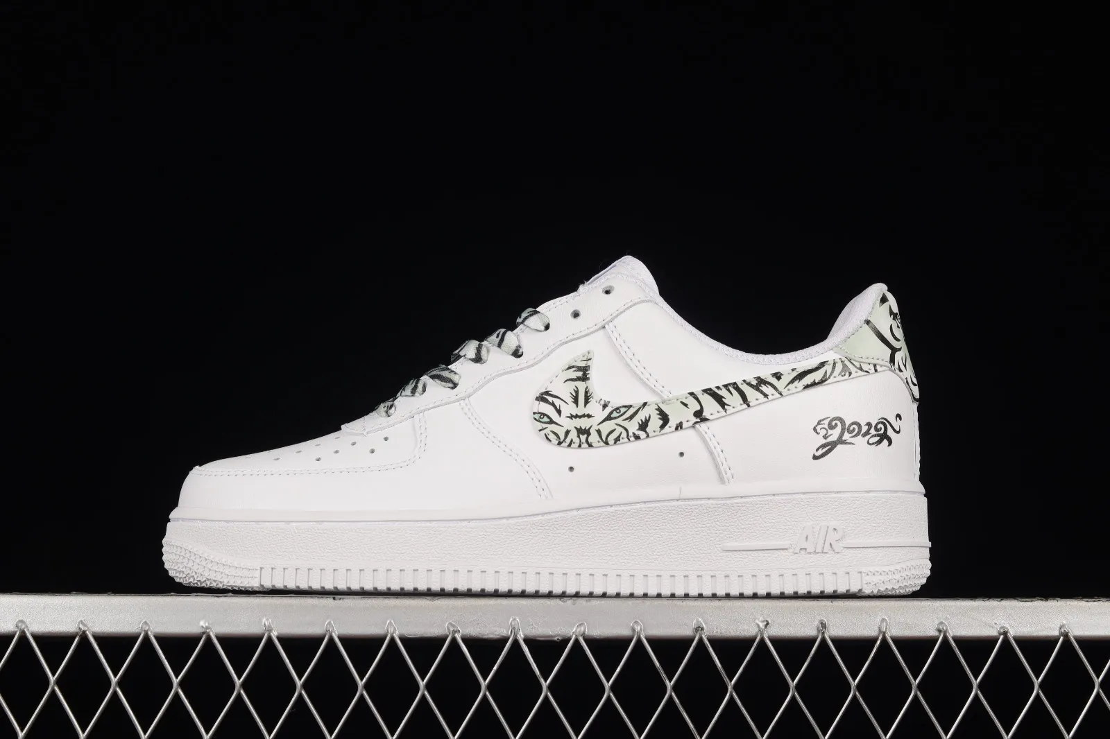 Nike Air Force 1 07 Low Ess White Grey Tiger CZ0270-111