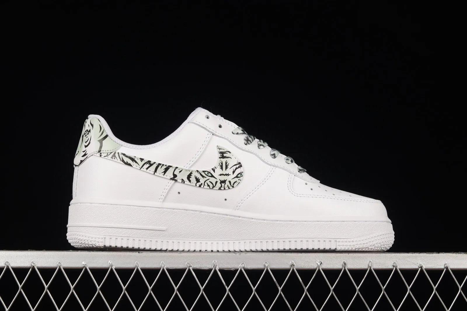 Nike Air Force 1 07 Low Ess White Grey Tiger CZ0270-111