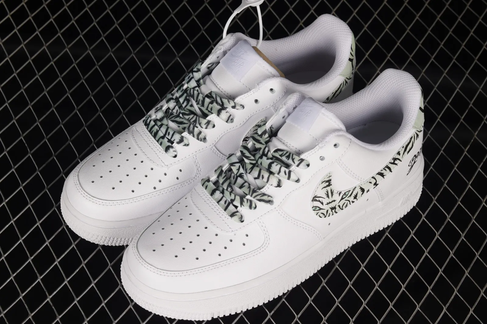 Nike Air Force 1 07 Low Ess White Grey Tiger CZ0270-111