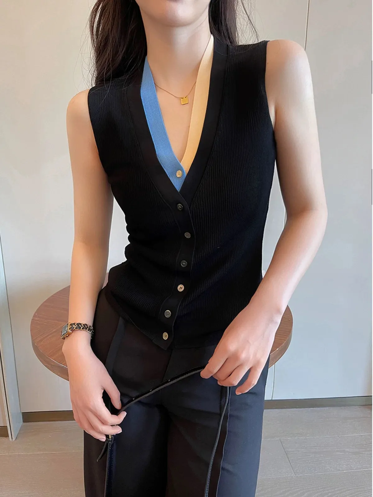 PINKEEN black contrasting color V-neck fake two-piece sleeveless knitted vest for women summer 2024 new retro simple top