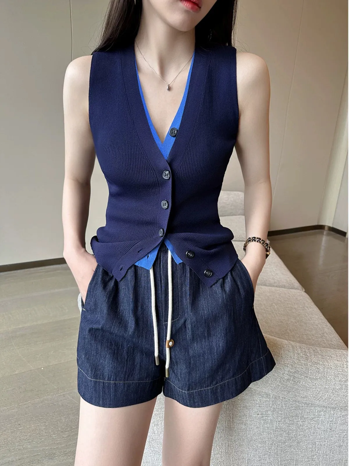 PINKEEN Navy V-neck sleeveless contrasting color knitted vest for women summer 2024 new retro fake two-piece fashion top