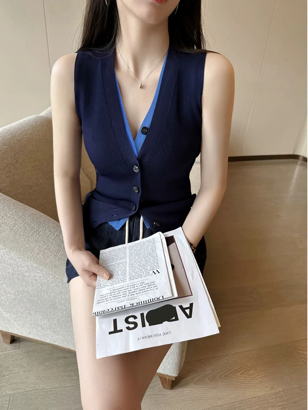 PINKEEN Navy V-neck sleeveless contrasting color knitted vest for women summer 2024 new retro fake two-piece fashion top