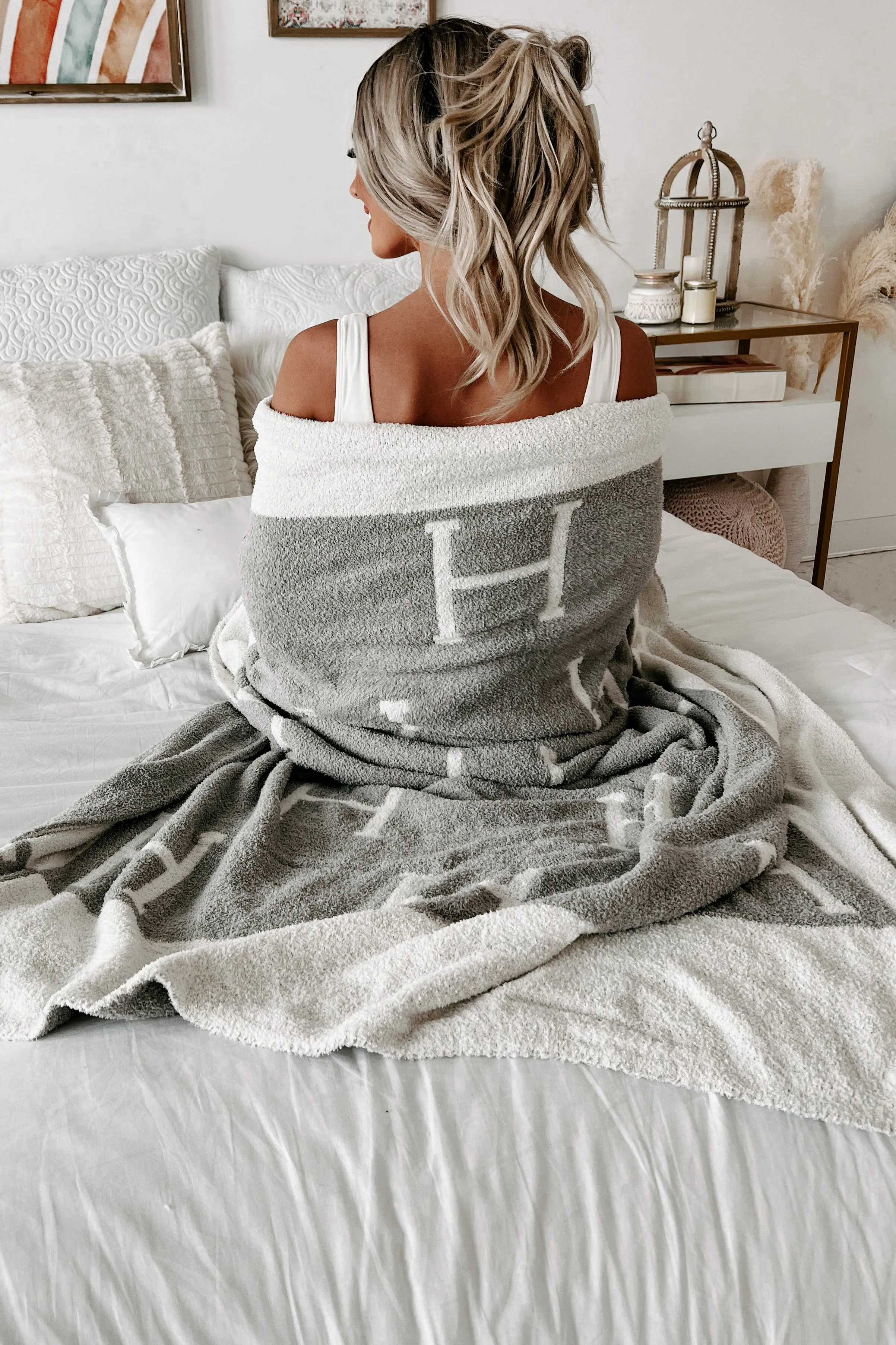 Snug As A Bug H Print Throw Blanket (Gray)